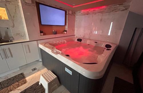 Vaudherland House | Spa Jacuzzi Moon White