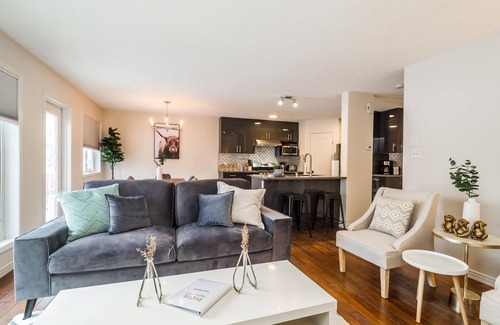 Southeast Edmonton House | ★ Spa Oasis Home ★ Hot Tub - King Bed - BBQ - Garage - Pets!