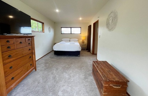 Oneroa House | Spa Pool and Home in the heart of the Island