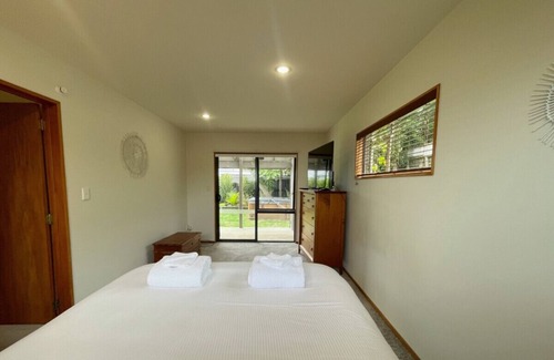 Oneroa House | Spa Pool and Home in the heart of the Island