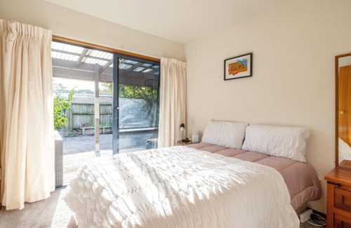 Oneroa House | Spa Pool and Home in the heart of the Island