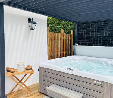 Pamfou House | Spa privé & évasion polynésienne à 20 min de Fontainebleau - PrestigeLodges