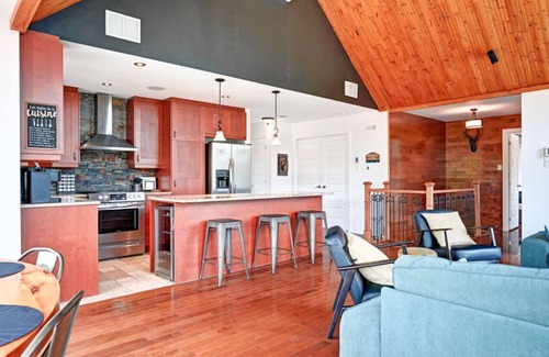 Saint Come Ski Chalet | Spa/Private Beach/Pool Table/Lakefront