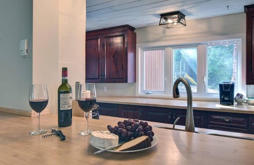 Lac-Superieur Ski Chalet | Spa, Private Pond & Beach Volleyball