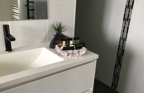 Oxley Island House | Spa Retreat on Oxley,breakfast,pool,wifi, fire pit