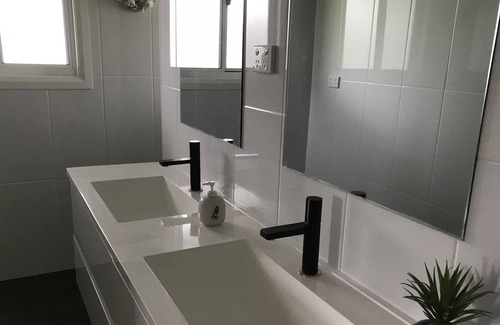 Oxley Island House | Spa Retreat on Oxley,breakfast,pool,wifi, fire pit