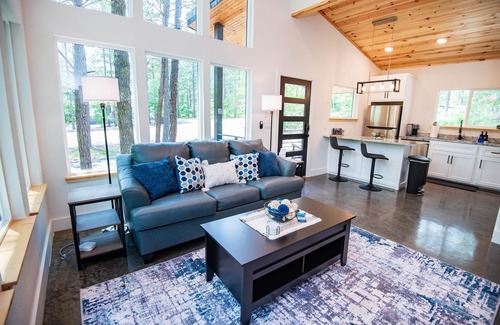 Broken Bow Cabin | Spa Room & Hot Tub in 5 Star Accommodations