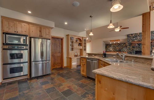 Pioneer Trail House | Spa, Shuffleboard, Foosball, Grill, Wifi, 7mins to Heavenly/Lake/Casinos – Redwood Manor
