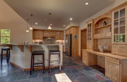 Pioneer Trail House | Spa, Shuffleboard, Foosball, Grill, Wifi, 7mins to Heavenly/Lake/Casinos – Redwood Manor