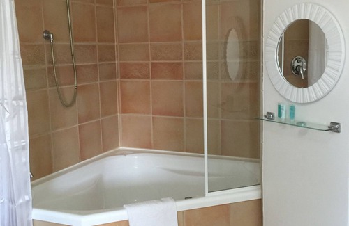 York Hotel | SPA Unit - in the Main St of the Historic Town of York.