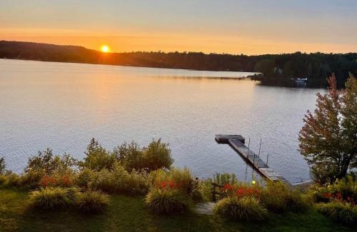 Amherst Ski Chalet | Spa & Waterfront - Chalet le Colibri