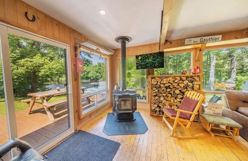 Portneuf Regional County Municipality Ski Chalet | Spa & Waterfront Relaxation - Le Chalet EDGAU