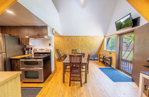 Portneuf Regional County Municipality Ski Chalet | Spa & Waterfront Relaxation - Le Chalet EDGAU
