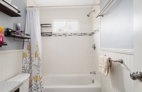 Riverside House | Space for the kiddos & adults to relax and play!
