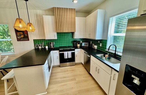 Rockwood House | Space for the whole crew! Our 4-bedroom retreat offers 2 Queen, 1 King, and a Full bunk—sleeps 10 in real beds. 🎮 Private Game Room, fast Wi-Fi, Smart TVs, washer/dryer, and a fully equipped kitchen keep everyone comfy. 🚗 5 min to Airport, 10