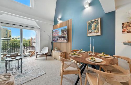 Belltown Apartment | Space Needle Views from Living room & Walk to Everything