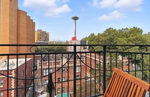 Belltown Apartment | Space Needle Views from Living room & Walk to Everything