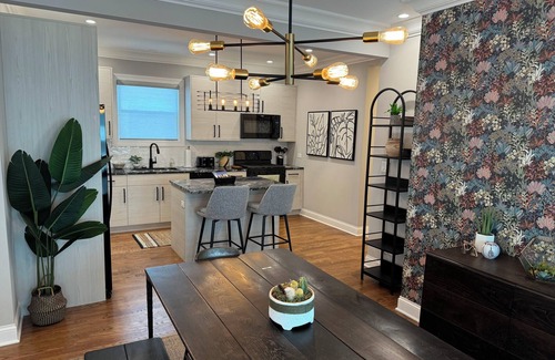 Oak Park Apartment | Space&style New rehab, first flr + bsmt of duplex, driveway prkng, walk to train