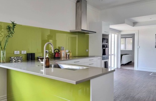 Remuera Apartment | Spacious Remuera Bungalow with Parking and Aircon