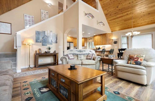 Lake Almanor Country Club Cabin | Spacious Cabin Retreat