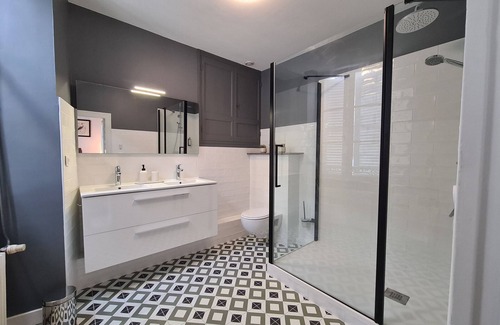 Chateauroux Bed & Breakfast | Spacieuse Chambre avec Lit King-Size, Salle d'Eau Privative et Petit-Déjeuner Inclus