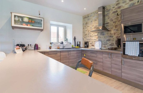 Saint-Sauveur-le-Vicomte Cottage | Spacious Home with Garden, Near Medieval Castle, 4 BR, 4.5 BA, Pet-Friendly, Parking, Ideal for Families