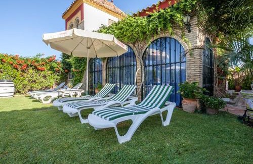 Los Palacios y Villafranca Villa | Spacious villa in Los Palacios with private garden 220m² and pool