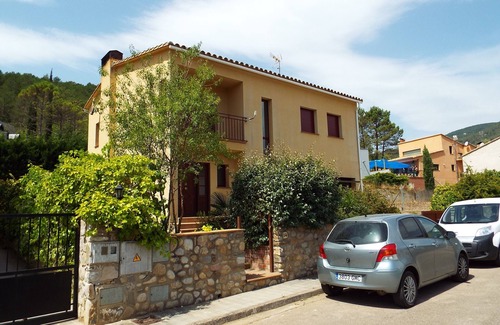 Sant Llorenc de la Muga House | Spacious 5 bedroom house with large private swimming pool and garden