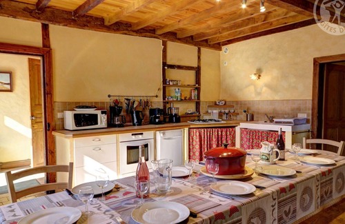 Saint-Martin-la-Sauvete Cottage | Spacious Cottage with Modern Amenities, Nature Trails, Fiber Internet & Pet-Friendly