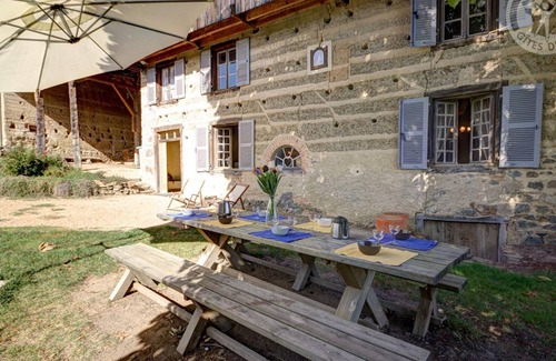 Saint-Martin-la-Sauvete Cottage | Spacious Cottage with Modern Amenities, Nature Trails, Fiber Internet & Pet-Friendly