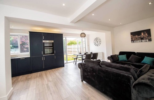 Hunts Cross House | Spacious 3-Bed by Beatles Attractions & Transport