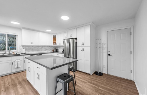 Richmond House | Spacious 1,000 sq.ft. Private Lodging YVR