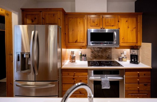 Nordic Estates House | Spacious 1.5BR: 5 min to Village with Private Hot tub & Pool!