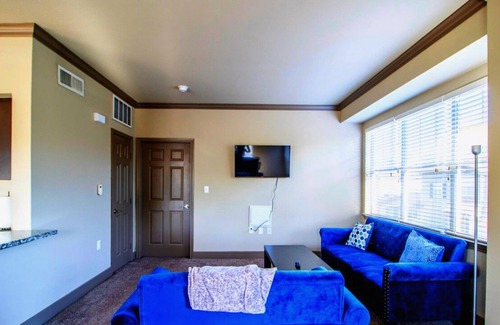 Grogan's Mill Apartment | Spacious 1 Bd W/ Garage In The Woodlands|Pool