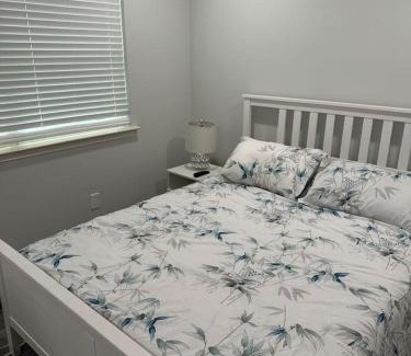 Neartown House | Spacious 1 Bdrm Studio Montrose