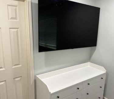 Neartown House | Spacious 1 Bdrm Studio Montrose