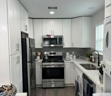 Neartown House | Spacious 1 Bdrm Studio Montrose