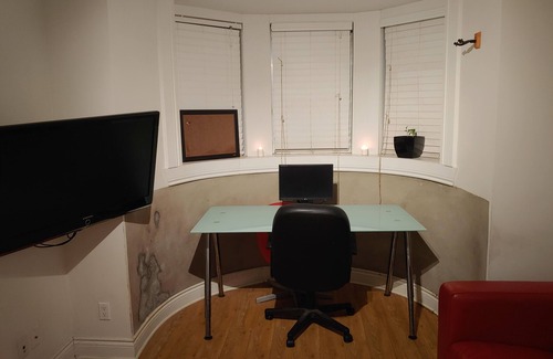 Mile End Apartment | Spacious 1 Bedroom Apartment in the Heart of the Mile End