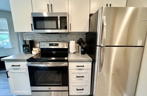 Renton Apartment | Spacious 1 bedroom apartment. Full kitchen, in-unit laundry. Free parking.