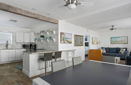 Hollywood Apartment | Spacious 1 Bedroom APT at the beach
