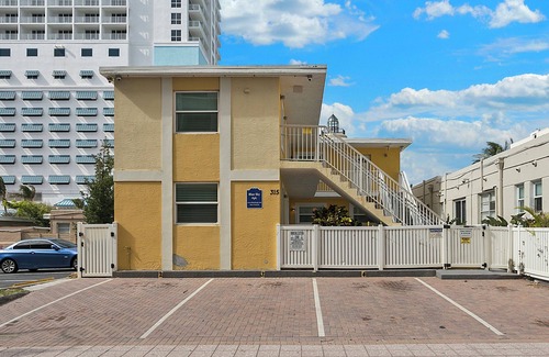 Hollywood Apartment | Spacious 1 Bedroom APT at the beach