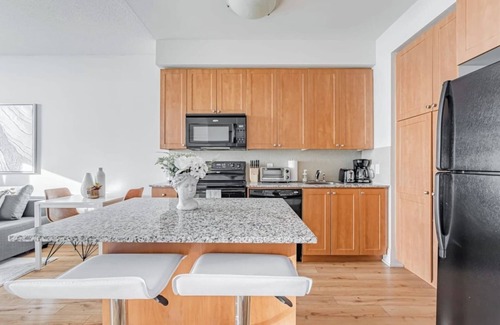 Downtown Mississauga Condo | Spacious 1 Bedroom+ Den, 1 Bath Condo/Square One