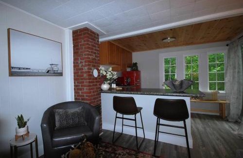 Edgecomb House | Spacious 1 Bedroom Cottage Close to Everything 3