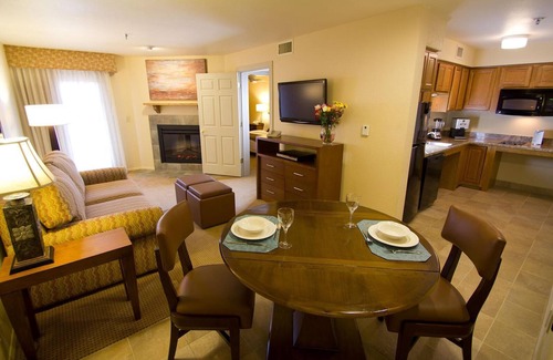 Northeast Santa Fe Resort | Spacious 1 Bedroom Deluxe Suite w/ Resort Pool ,WiFi & More
