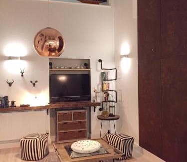 Shadwell Apartment | Spacious 1 Bedroom Split Level Old Pub Conversion Tower Bridge