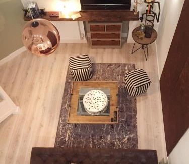 Shadwell Apartment | Spacious 1 Bedroom Split Level Old Pub Conversion Tower Bridge