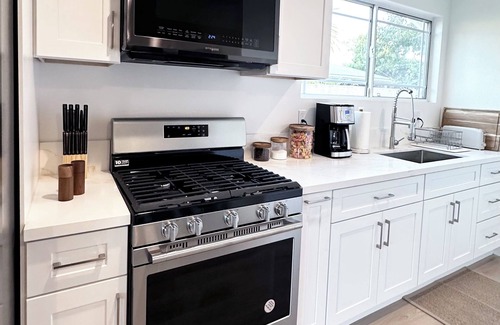 Granada Hills South House | Spacious 1-bedroom private Oasis, In beautiful Granada Hills.