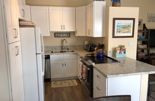 Corona del Mar Apartment | Spacious, 1 bedroom "Villa del Mar" within waking distance to the Beach & Shops