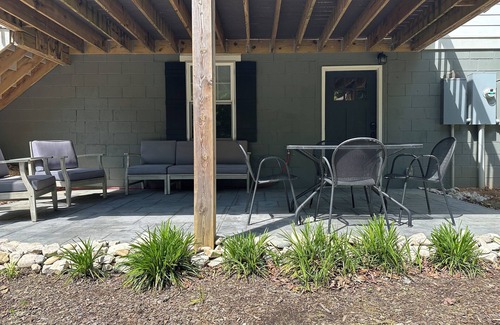 Palmyra Apartment | Spacious 1-bedroom apartment in Scottsville.