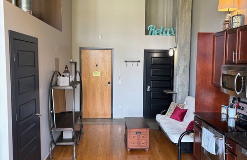 South Haven Condo | Spacious 1 Bedroom Condo with Indoor Pool, Theatre, Gym, and Close to Beach!